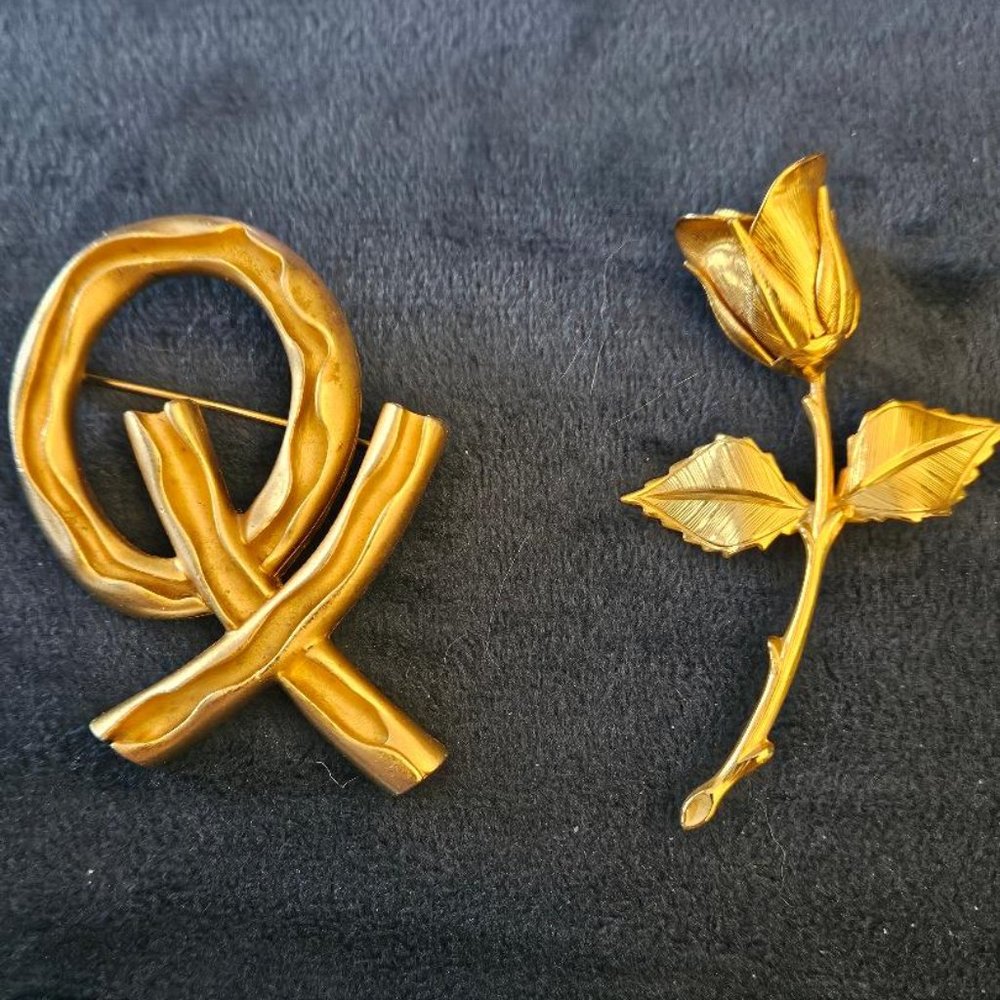 Lot of 2 Vtg Cajc XO Love Letters GT Brooch & GT Long Stem Rose Brooch